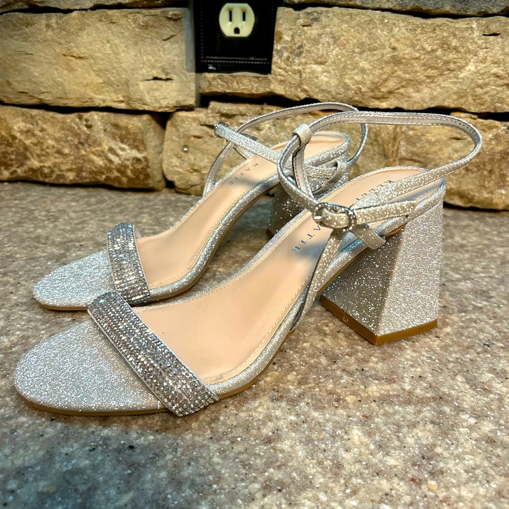 Silver Dress shoe size 7 Kelly & Katie Bechela Wide